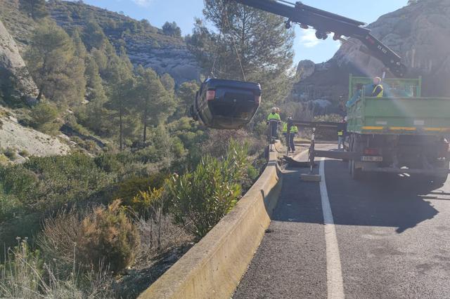 Retiran el coche abandonado en el barranco entre Bocairent y Ontinyent