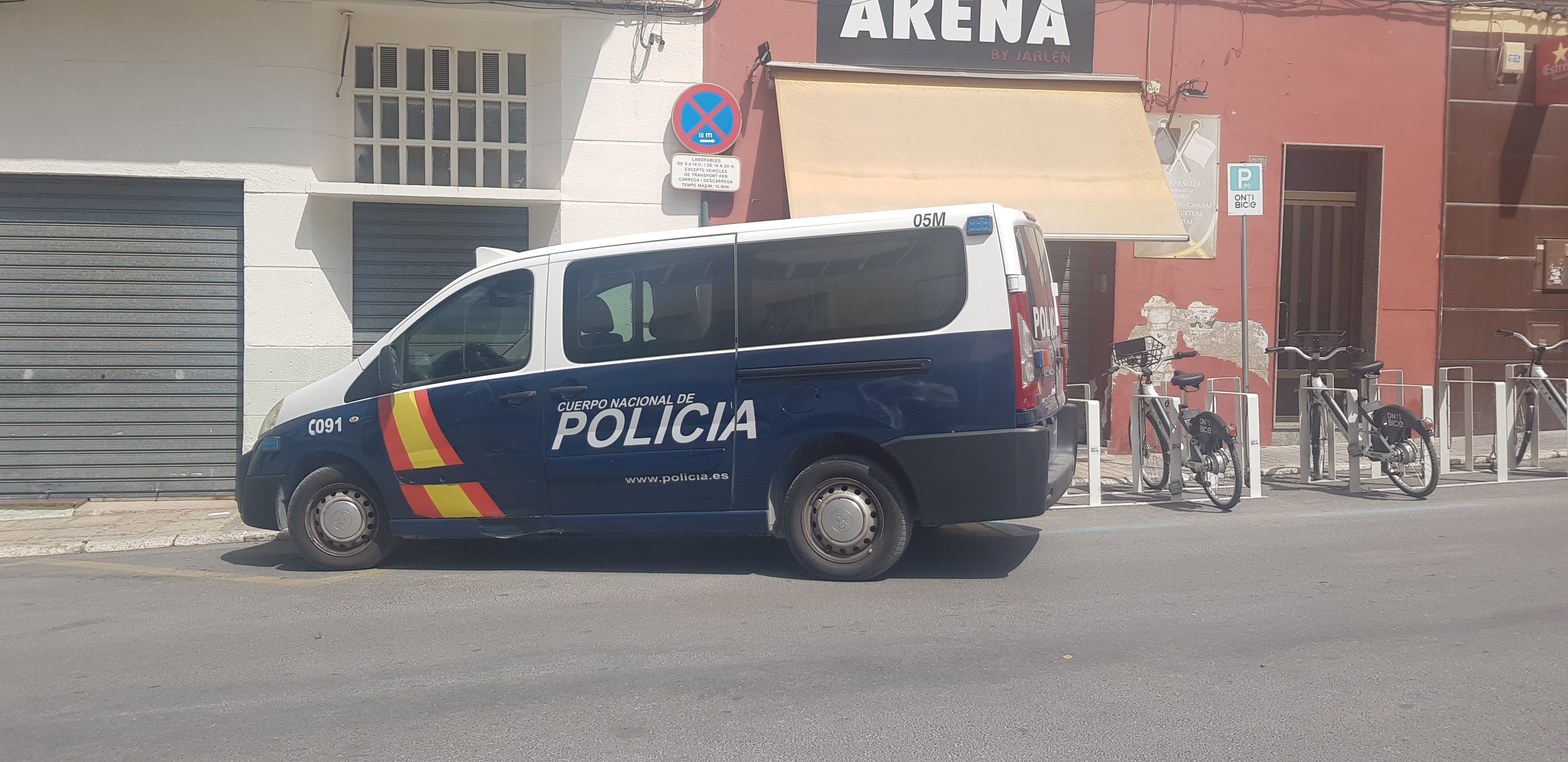 Furgoneta de la PN, en los exteriores del hospital de Ontinyent