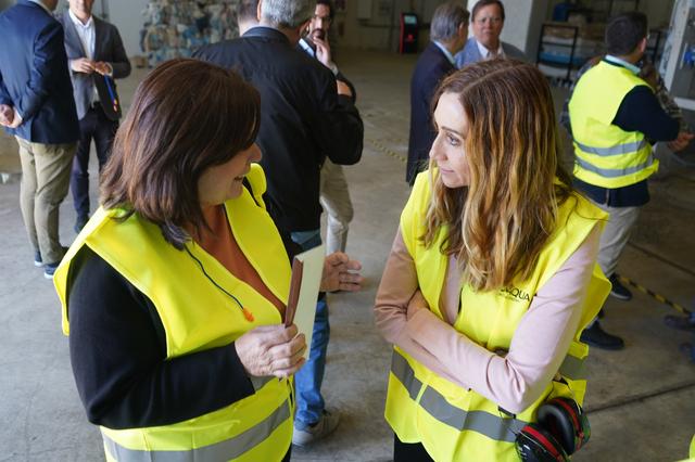 Entregan a la consellera las quejas por los malos olores de la depuradora de Colortex