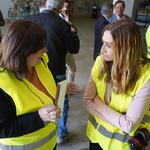 Entregan a la consellera las quejas por los malos olores de la depuradora de Colortex