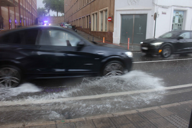 Dos coches quedan atrapados por el agua en la avenida Almansa de Ontinyent