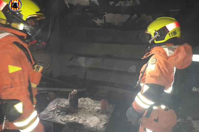 Incendio en una casa de Conde Torrefiel de Ontinyent  
