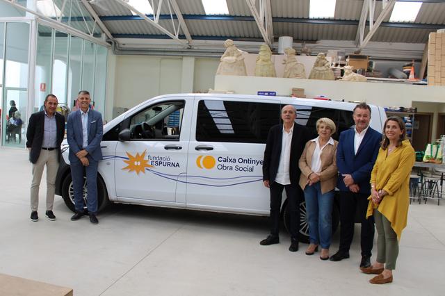 Caixa Ontinyent aporta un vehículo eléctrico a la Fundación Espurna de Gandia 