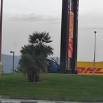 Un coche se estrella en la rotonda de entrada a Ontinyent