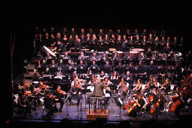 L’Orquestra Simfònica Caixa Ontinyent ret homenatge a Nino Bravo 