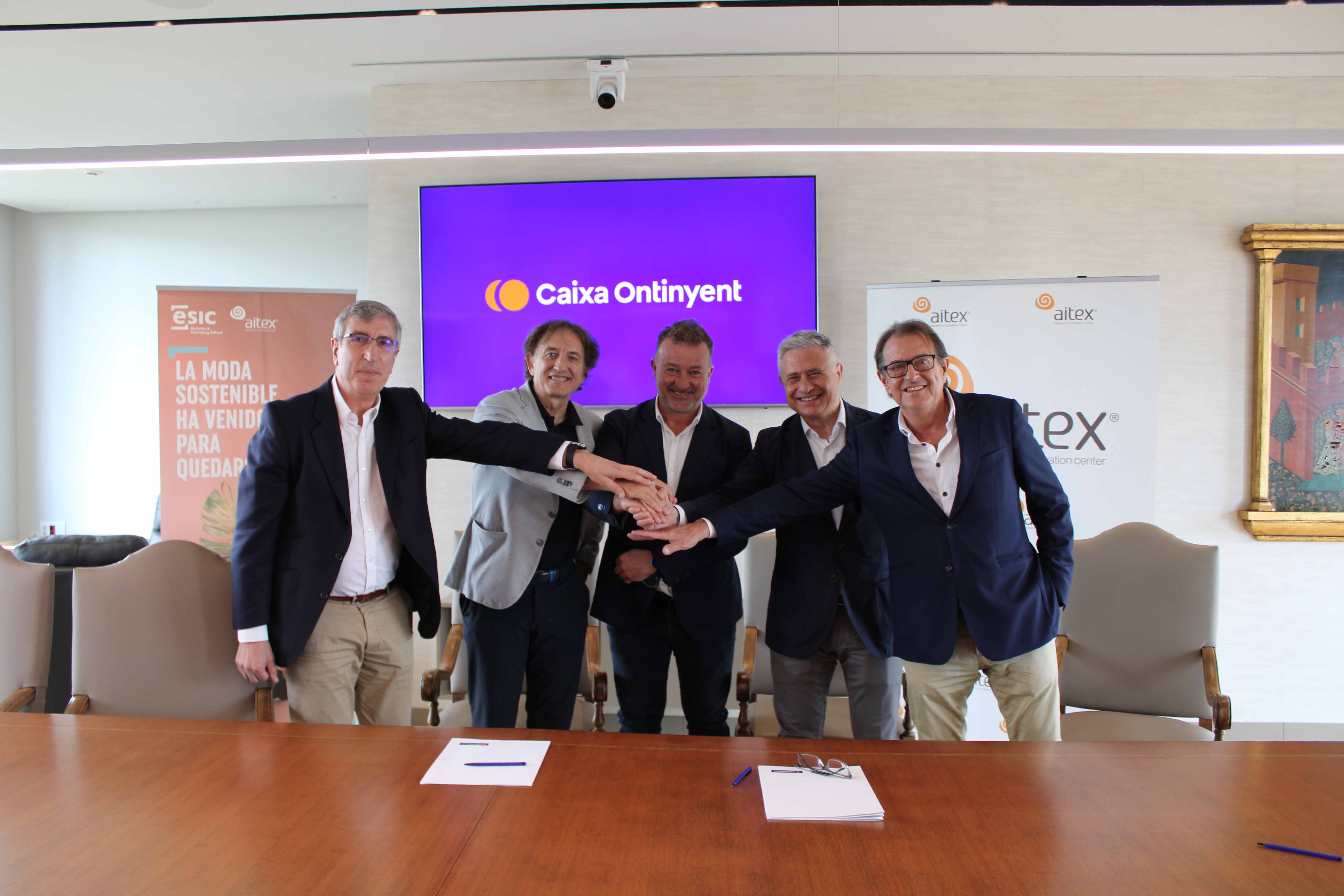 Firma del acuerdo entre Caixa Ontinyent, AITEX y ESIC