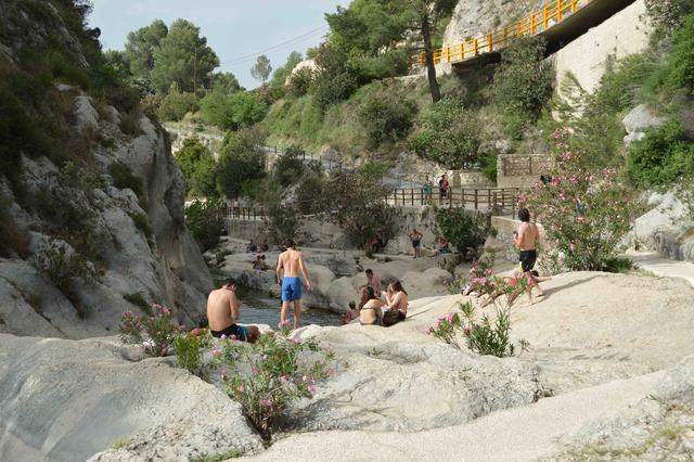 El primer cap de setmana esgota les reserves del Pou Clar amb visitants de set províncies 
