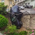 Un coche se queda colgando en Bocairent