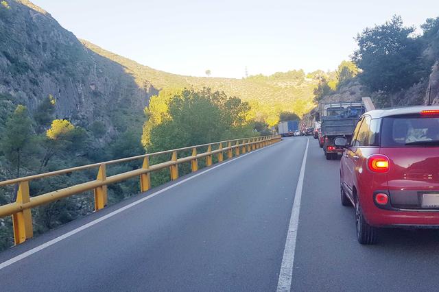 Cola en la CV81 por un accidente