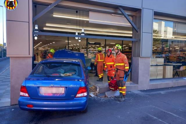 Un coche se estampa contra la fachada a de un supermercado