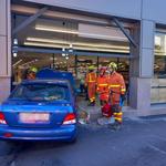 Un coche se estampa contra la fachada a de un supermercado