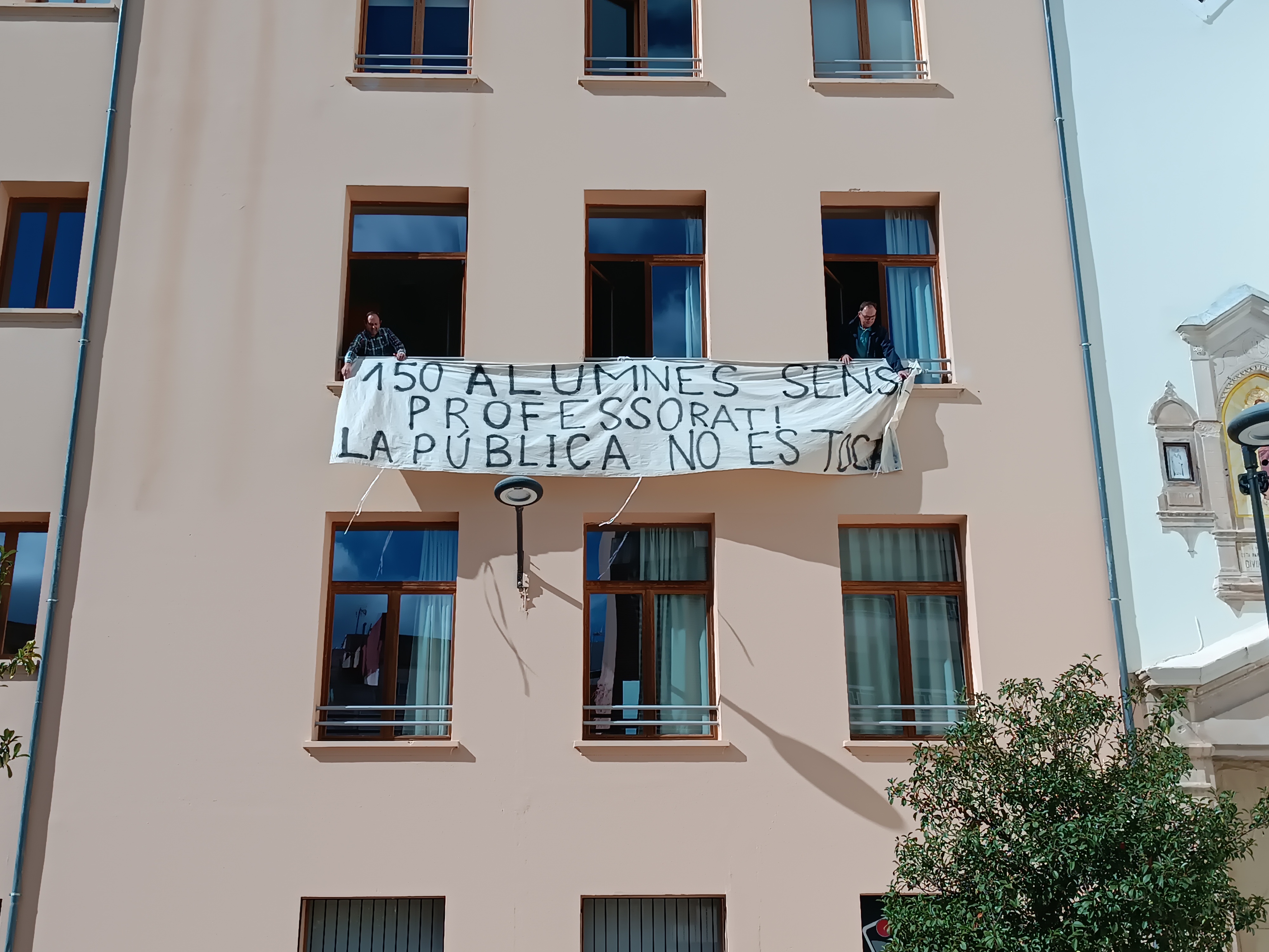 Pancarta en el CPFPA Sant Carles Ontinyent