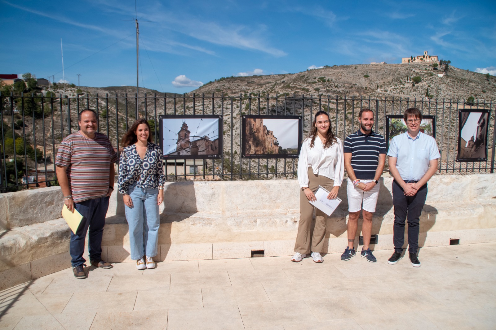 Ganadoras y miembros del Ayuntamiento durante la inauguración