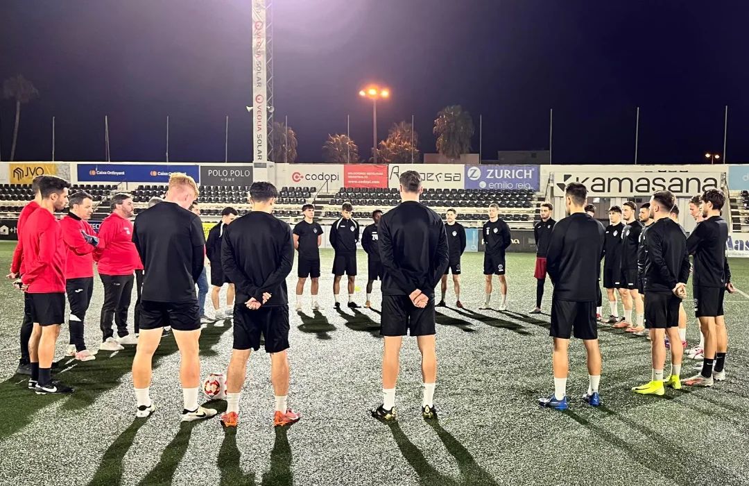 La plantilla de l'Ontinyent va fer un minut de silenci abans de l'entrenament