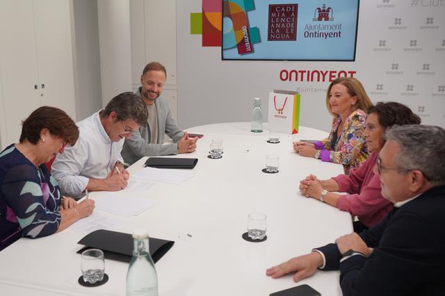 Ontinyent y l'Acadèmia de la Llengua acuerdan promocionar el valenciano