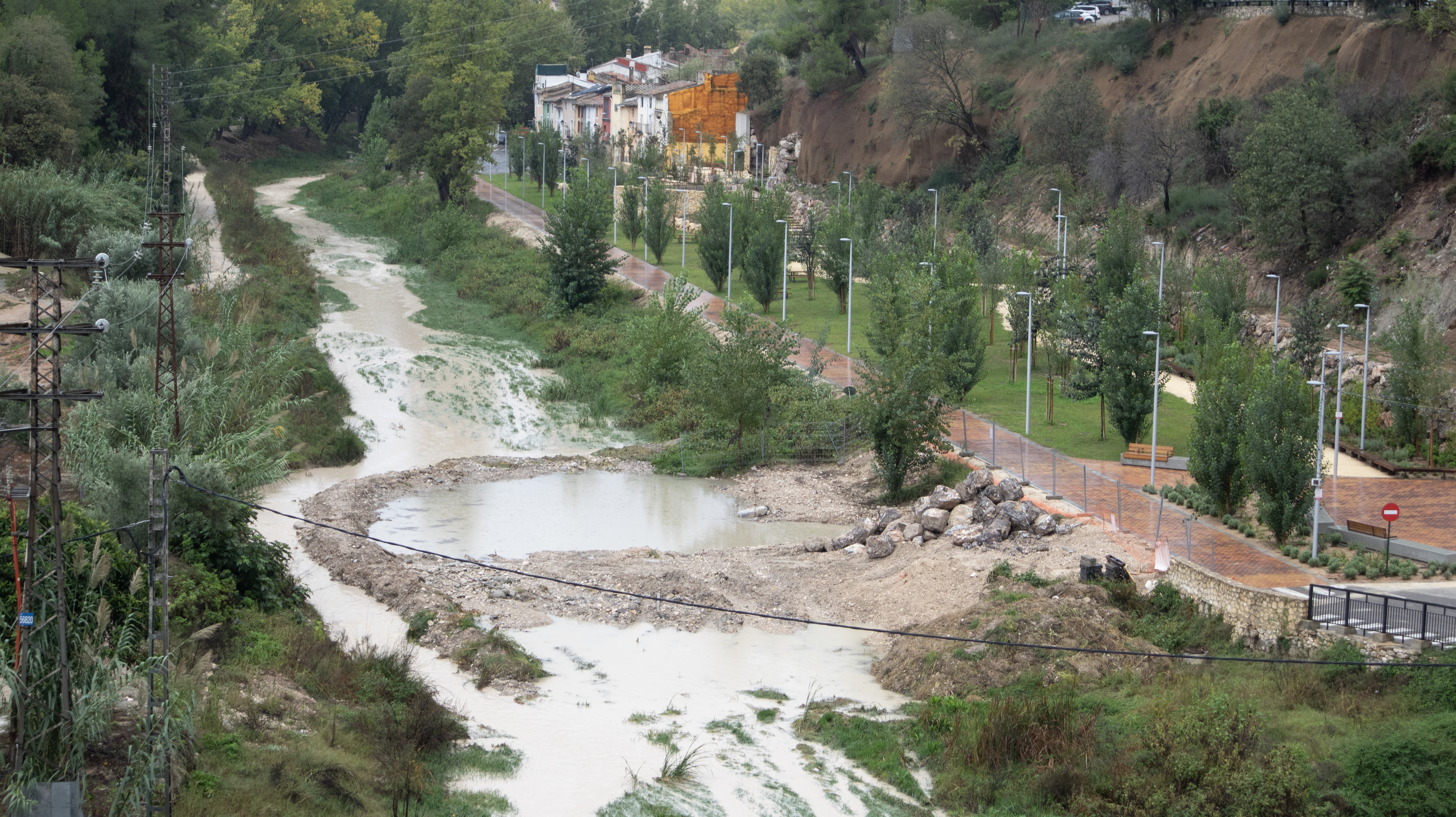 Así ha crecido el río Clariano tras la lluvia de esta noche