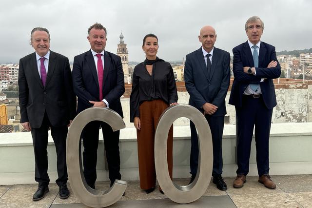 La consellera Ruth Merino visita Caixa Ontinyent