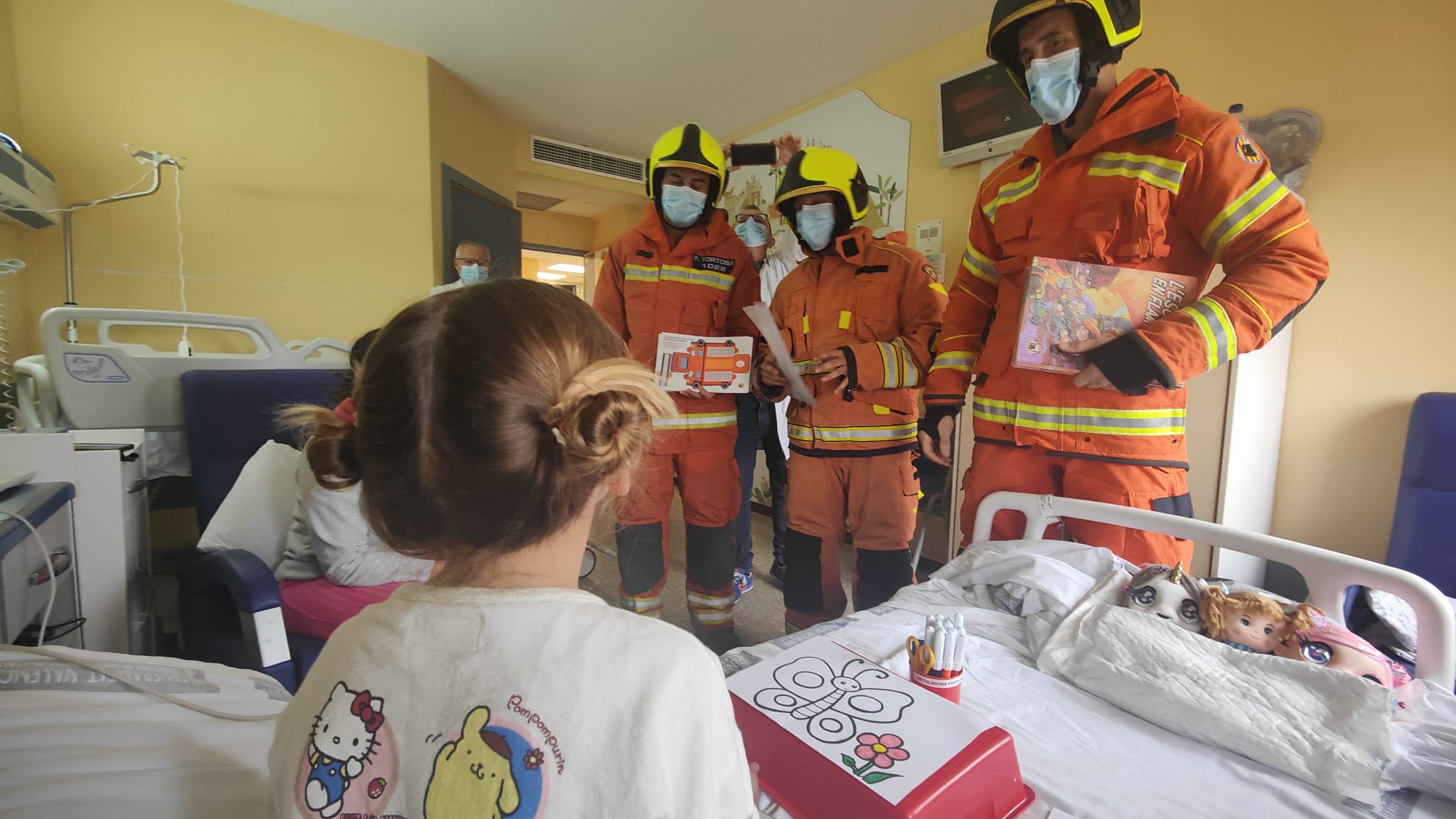 Visita de los bomberos al hospital de Xàtiva