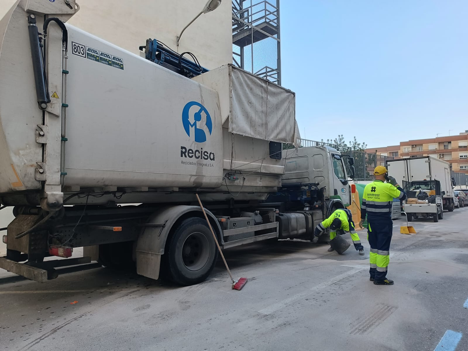 Operarios limpiando la calzada