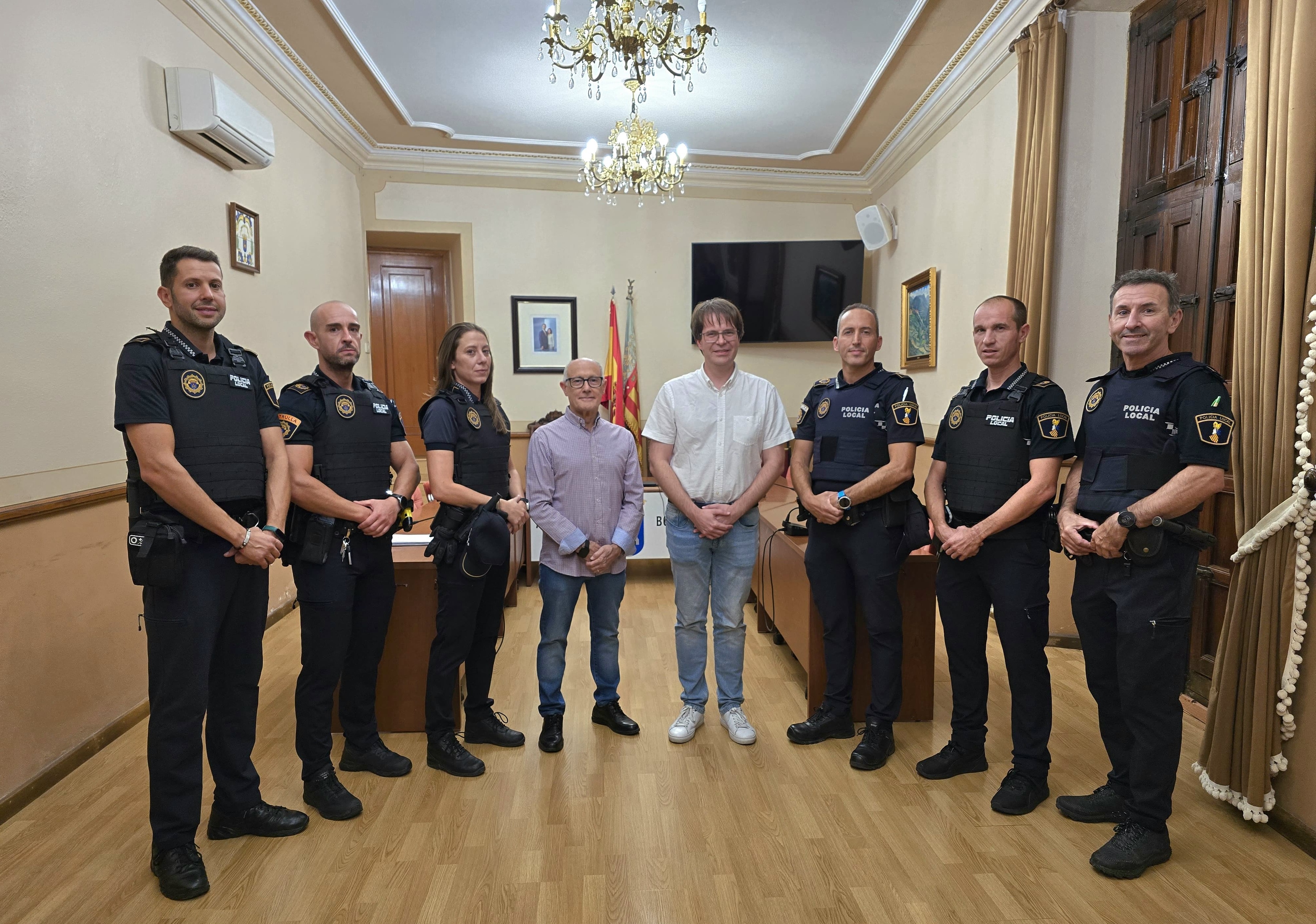 Los agentes de la Policía Local de Bocairent y los responsables municipales