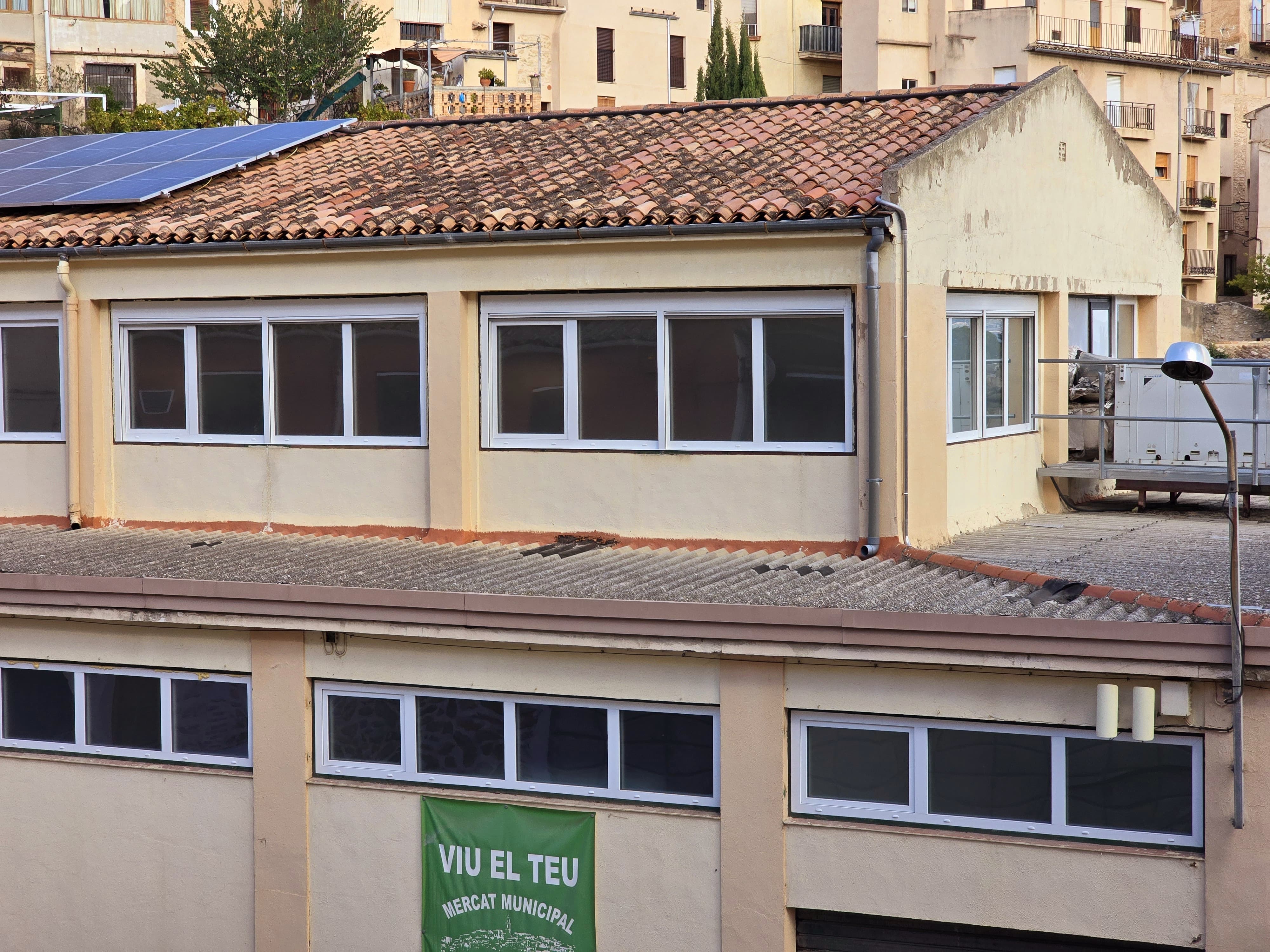 Les noves finestres del Mercat Municipal de Bocairent