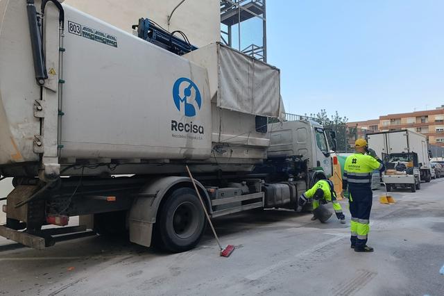 Un camión vierte aceite en varias vías de Ontinyent