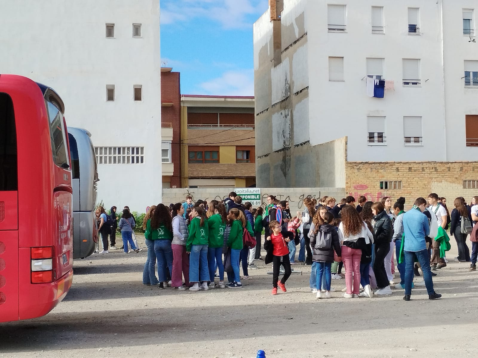 Arribada a Ontinyent dels menors procedents d'Alfafar i Sedeví