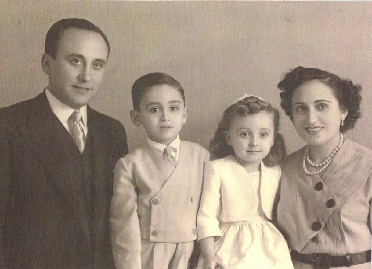 Amparo (dcha.) con su marido y sus hijos