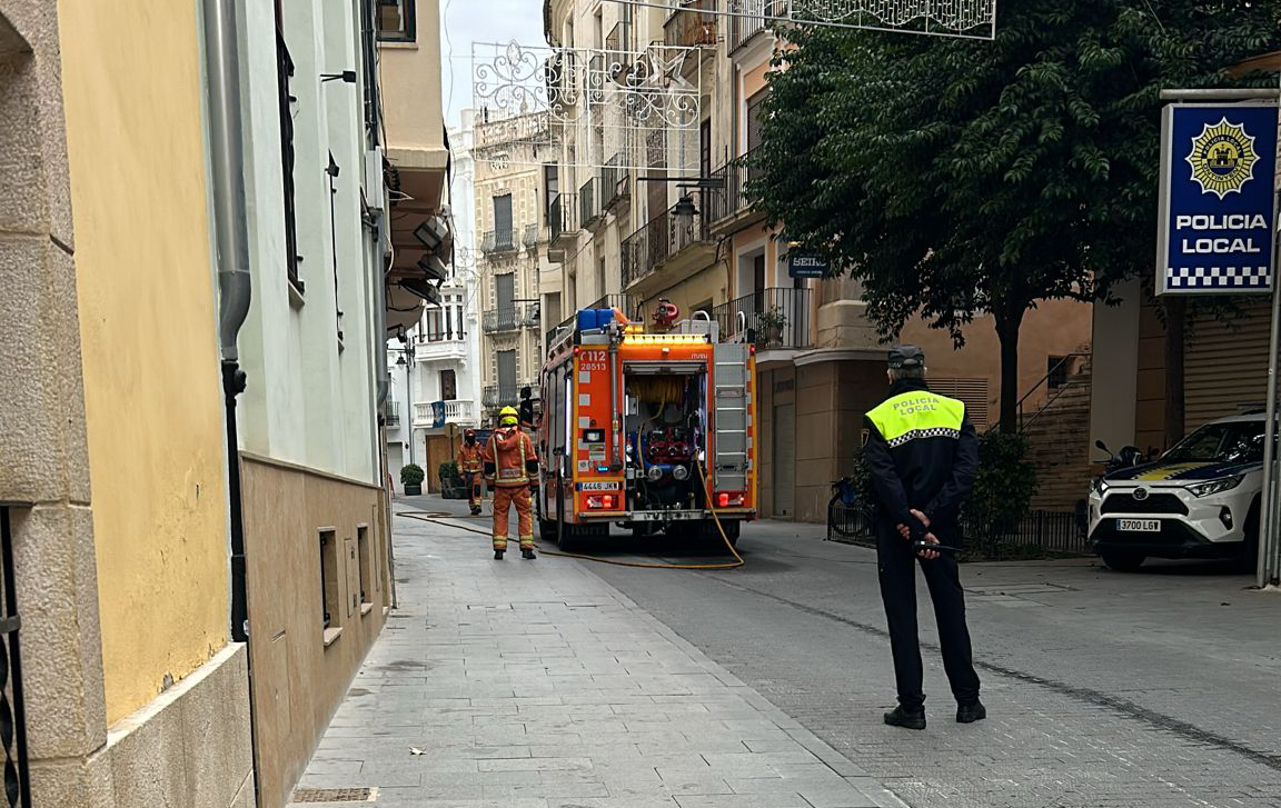 Efectivos de bomberos trabajando en el escape de gas