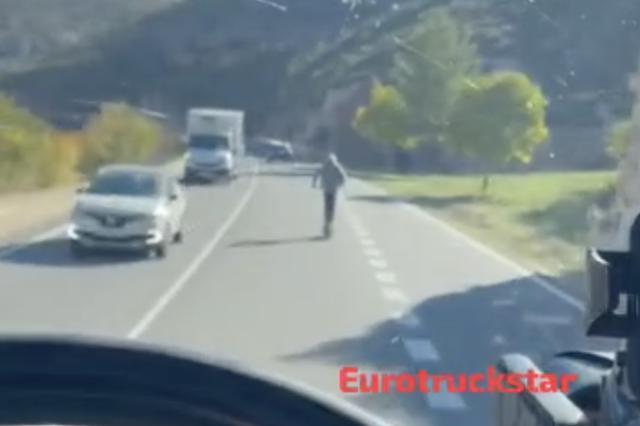 Un kamikaze, a 70 km/h amb patinet en la CV81 entre Ontinyent i Bocairent