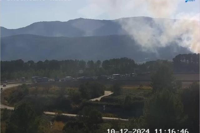 Un cotxe en flames causa retencions en l'A7 a Ontinyent