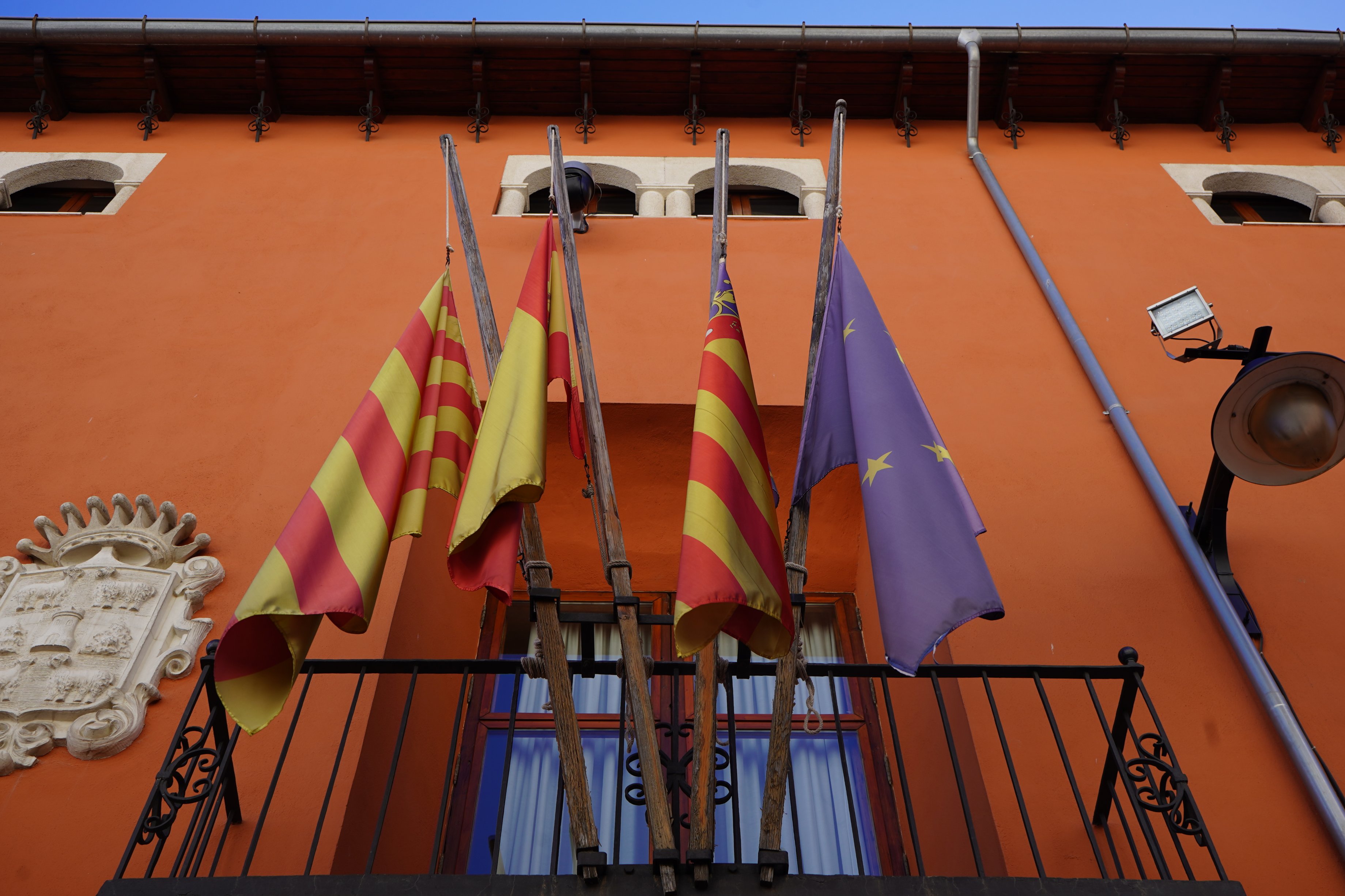 Banderas a media asta. Ayuntamiento de Ontinyent