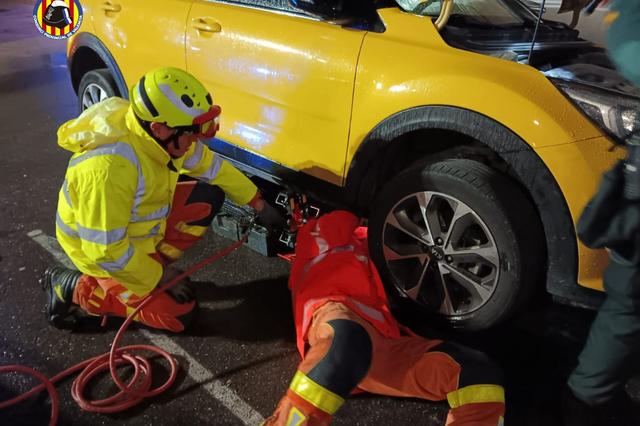 Els Bombers d'Ontinyent rescaten un gosset atrapat al motor d'un vehicle