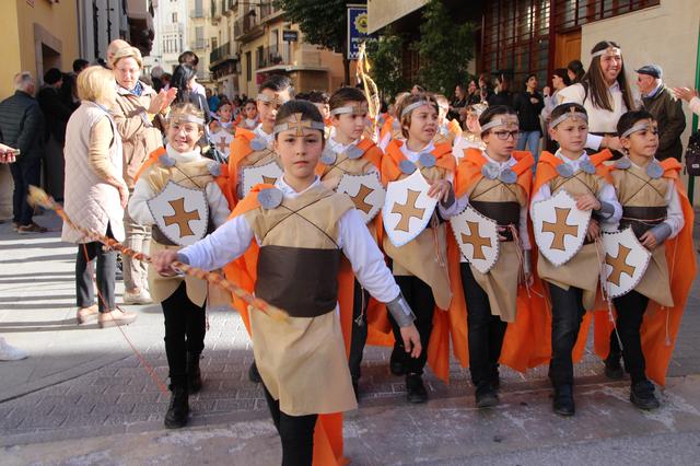 Multitudinària desfilada infantil del Mig Any a Ontinyent