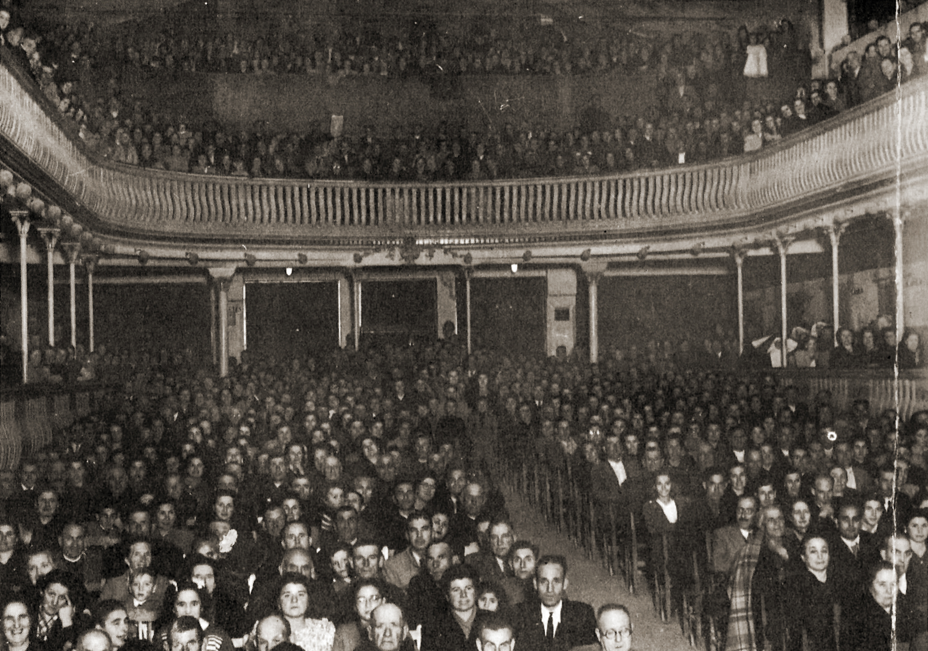 En la campaña de las Elecciones Generales de febrero de 1936, el Teatro Echegaray fue escenario de sendos mítines. En la fotografía superior, palco derecho, se constata la presencia de monjas vestidas con toca. Se trata de un mítin del partido derechista. En la imagen inferior observamos gorras y atavíos de obreros.