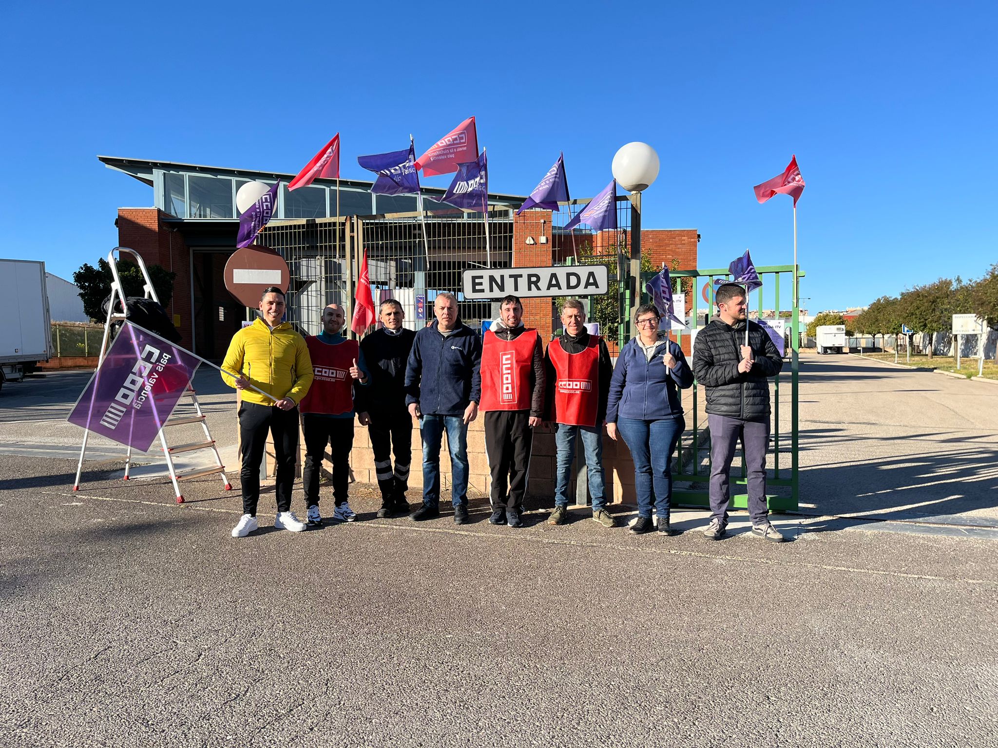 Traballadors de la ITV d'Ontinyent, durant la vaga de dimarts 