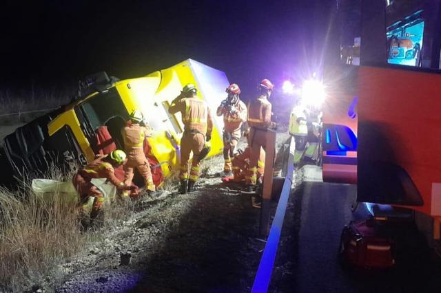 Un camió bolca en l'A7 entre Ontinyent i Aielo