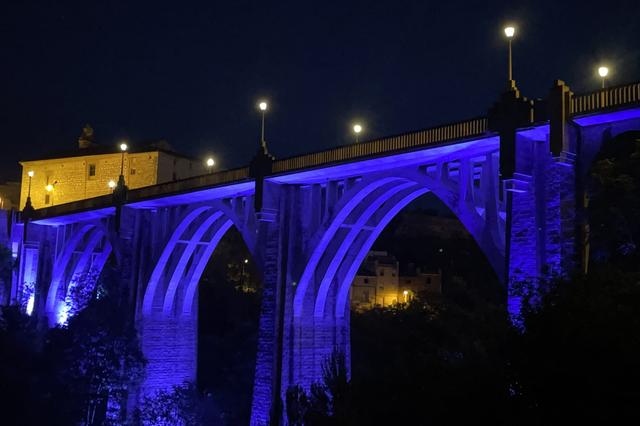 Ontinyent il·lumina de blau el Pont de Santa Maria