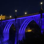 Ontinyent ilumina de azul el puente de Santa María