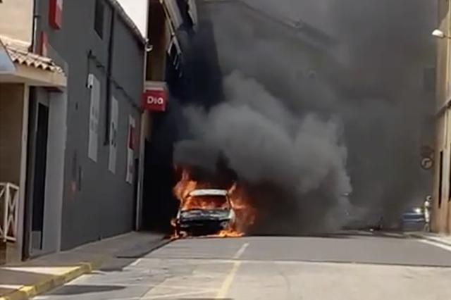 S'incendia un cotxe en Aielo de Malferit