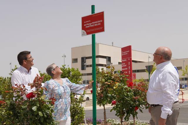 Ontinyent dedica al médico Francisco Martínez la glorieta del nuevo hospital