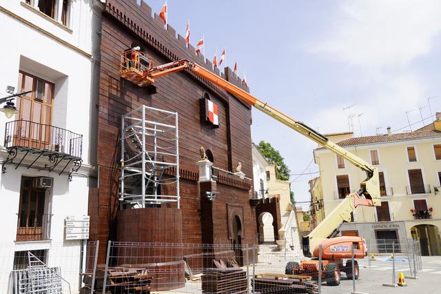 Ontinyent inicia los preparativos para sus Moros y Cristianos con el montaje del castillo 