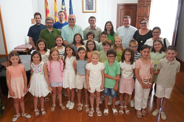 Els Angelets de la Purísima visitan el Ayuntamiento