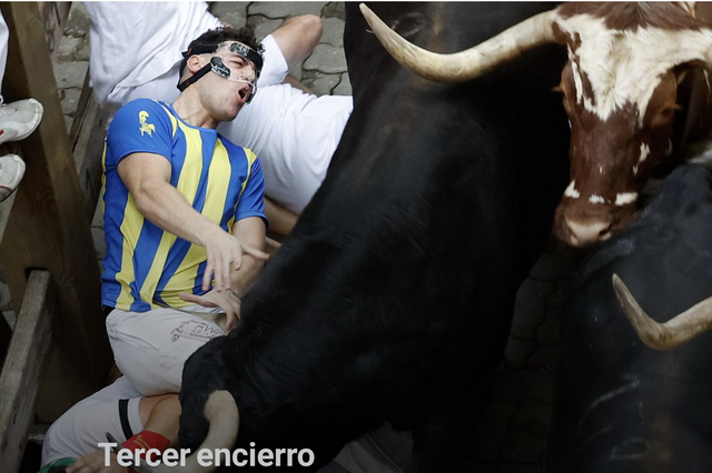 Un miembro de Bou i Corda se salva de una grave cornada