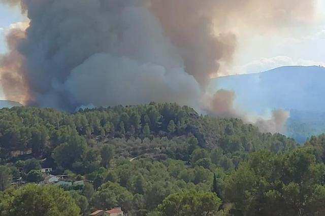 El incendio de Quatretonda se reposiciona en Simat