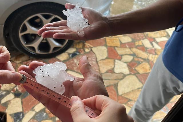 L'alerta taronja deixa una forta pedregada en la Vall d'Albaida 