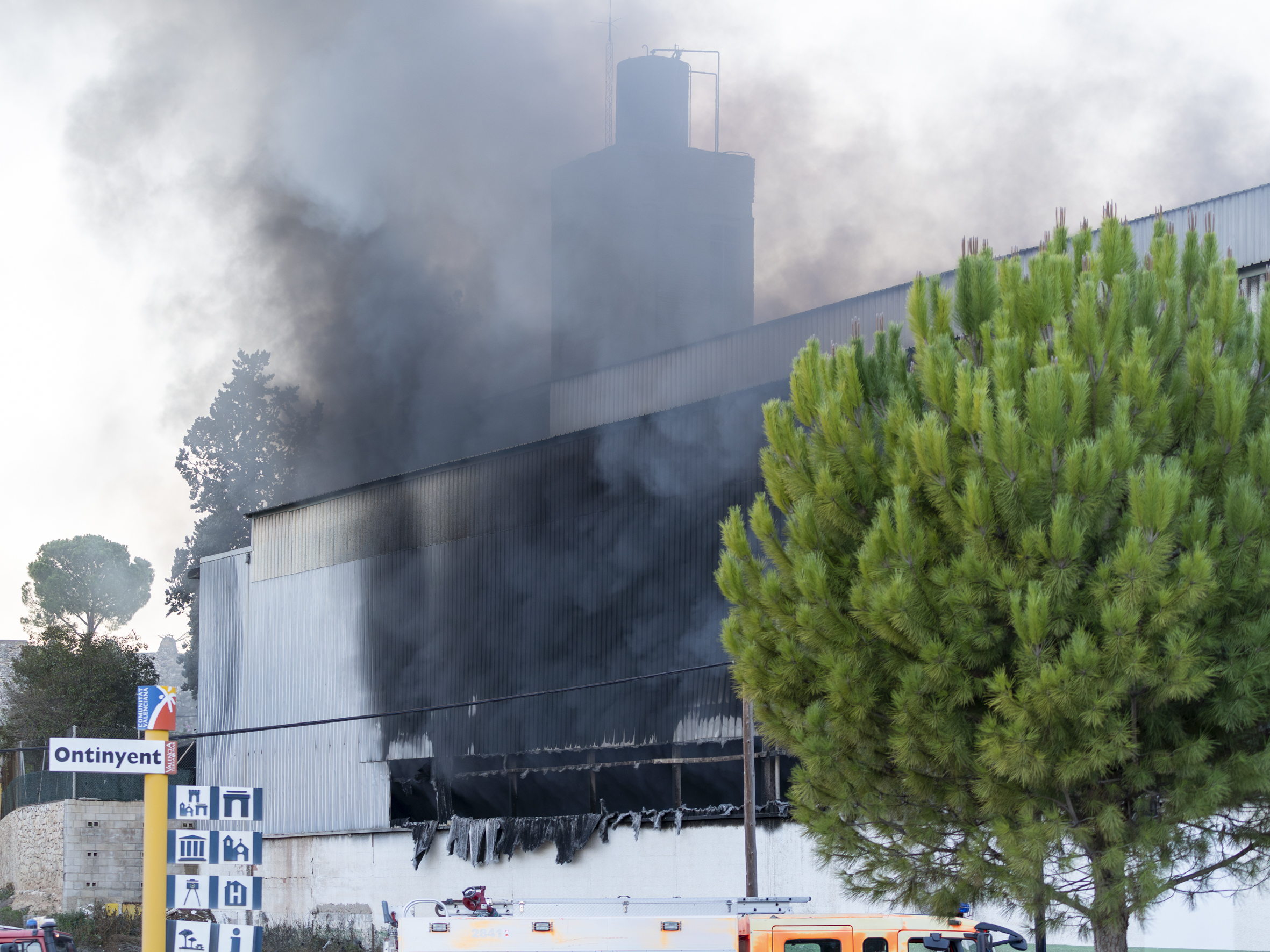 Incendi ahir diumenge a Ontinyent. Foto: Javi Micó