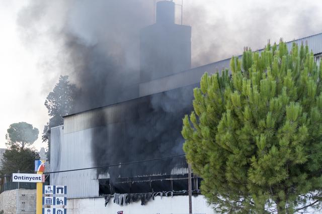 Identifican a 4 menores por el incendio de una nave industrial en Ontinyent
