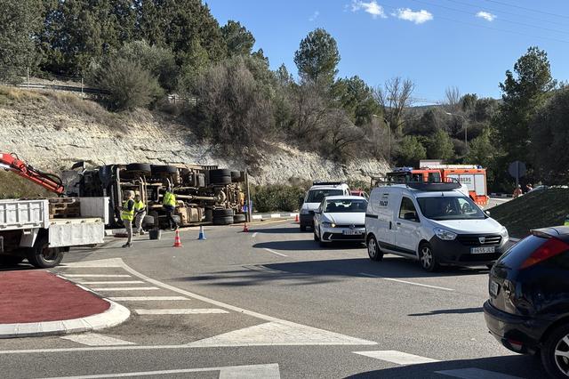 Vuelca un camión en la CV-81 de Ontinyent