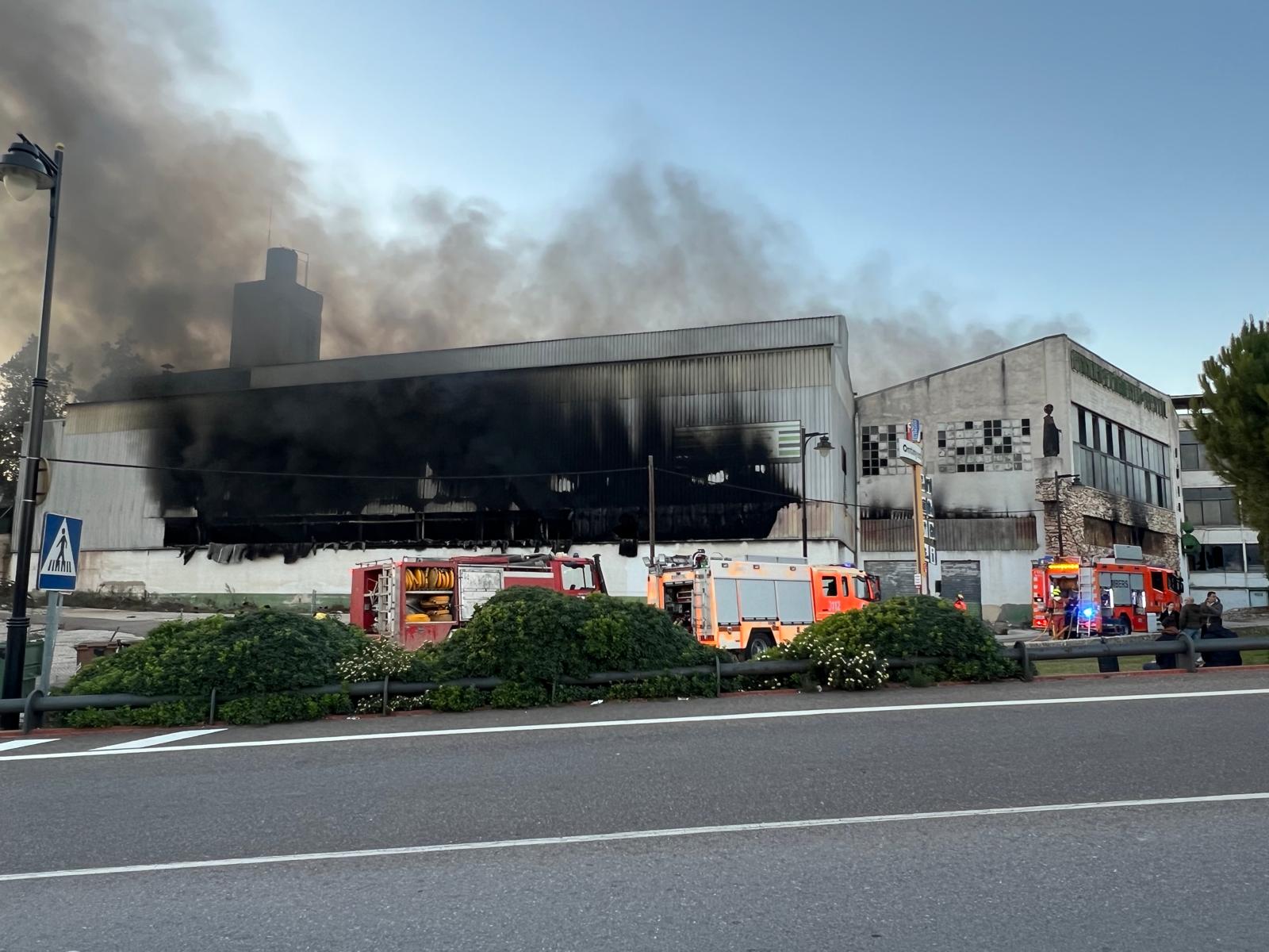 Incendio en Ontinyent. Foto: Javi Micó